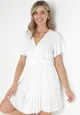 Biała Sukienka Plisowana z Kopertowym Dekoltem Zamiya