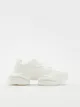 Buty typu sneakersy, wykonane z gładkiego materiału. - biały