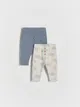 Spodnie o prostym fasonie, wykonane z gładkiej, bawełnianej dzianiny. - kremowy