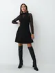 Czarna sukienka mini z koronkową wstawką - Czarny