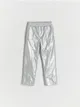 Spodnie typu jogger, wykonane z imitacji skóry. - srebrny