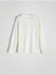 Sweter o prostym kroju, wykonany z bawełny. - biały