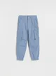 Spodnie typu cargo, uszyte z bawełnianej tkaniny z dodatkiem elastycznych włokien. - jasnoniebieski