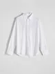 Koszula o regularnym kroju, wykonana z gładkiej tkaniny. - biały