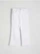 Jeansy o dopasowanym fasonie z rozszerzanymi nogawkami, uszyte z bawełny z dodatkiem elastycznych włókien. - biały