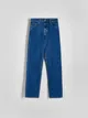 Jeansy o prostym kroju wykonane z bawełniannej tkaniny. - niebieski