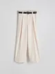 Spodnie o swobodnym fasonie, wykonane z gładkiej tkaniny z dodatkiem wiskozy. - złamana biel