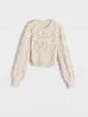 Sweter o prostym fasonie, wykonany z ażurowej dzianiny. - kremowy