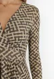 Beżowo-Brązowa Sukienka z Kopertowym Dekoltem w Geometryczny Wzór Yolone