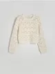 Sweter o prostym kroju, wykonany z ażurowej dzianiny. - kremowy