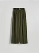 Spodnie o swobodnym fasonie, wykonane z gładkiej tkaniny na bazie bawełny i wiskozy. - zielony