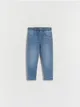 Jeansy o dopasowanym fasonie, wykonane z tkaniny z bawełną i dodatkiem elastycznych włókien. - niebieski