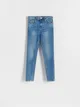 Jeansy o dopasowanym fasonie, wykonane z bawełny z domieszką elastycznych włókien. - niebieski