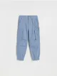 Spodnie typu cargo, uszyte z bawełnianej tkaniny z dodatkiem elastycznych włokien. - jasnoniebieski
