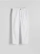 Spodnie typu chino o swobodnym fasonie, wykonane z bawełnianej tkaniny. - biały