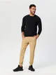 Spodnie jeansowe o kroju jogger, uszyte z bawełny z domieszką szybkoschnącego materiału oraz elastycznych włókien. - beżowy