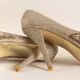Złote błyszczące czółenka na szpilce Prisca - Obuwie - Złoty