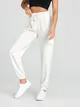 Białe spodnie z kieszeniami cargo wykonane z szybkoschnącego materiału z dodatkiem delikatnej dla skóry wiskozy oraz elastycznych włókien. Możesz dobrać pasującą bluzę i stworzyć komplet. - kremowy
