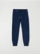 Spodnie jeansowe o kroju jogger, wykonane z tkaniny z dodatkiem elastycznych włókien. - niebieski