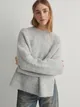 Sweter o prostym kroju, wykonany z dzianiny z dodatkiem alpaki oraz wełny. - jasnoszary