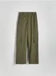 Spodnie o prostym fasonie, wykonane z gładkiej tkaniny z domieszką wiskozy. - zielony