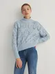 Sweter o swobodnym fasonie, wykonany z dzianiny w ażurowy splot. - jasnoniebieski