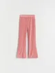 Spodnie typu flare, wykonane ze sztruksowej dzianiny o wysokiej zawartości bawełny. - brudny róż