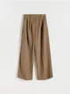 Spodnie o swobodnym fasonie, wykonane z gładkiej tkaniny z dodatkiem wiskozy. - brązowy