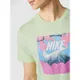 Nike T-shirt o kroju standard fit z motywem z nadrukiem