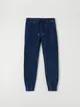 Spodnie jeansowe o kroju jogger, wykonane z tkaniny z dodatkiem elastycznych włókien. - niebieski