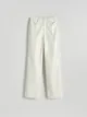 Spodnie o prostym fasonie, wykonane z imitacji skóry z motywem zwierzęcym. - złamana biel