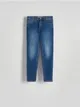 Jeansy o fasonie push up, wykonane z bawełny z dodatkiem elastycznych włókien. - granatowy