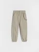 Spodnie typu jogger, wykonane z bawełnianej tkaniny. - zielony