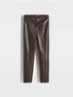 Spodnie o dopasowanm fasonie, wykonane z imitacji skóry. - brązowy