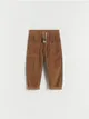 Spodnie typu chino, wykonane ze strukturalnej, bawełnianej tkaniny. - brązowy