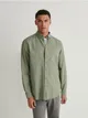 Koszula o swobodnym fasonie, wykonana z bawełnianej tkaniny. - zielony