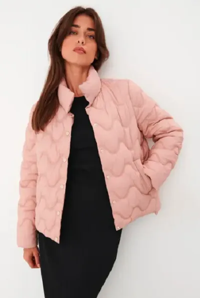 Pudrowa pikowana kurtka - Różowy